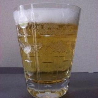 イギリスのパブの女の子の飲み物　シャンディー